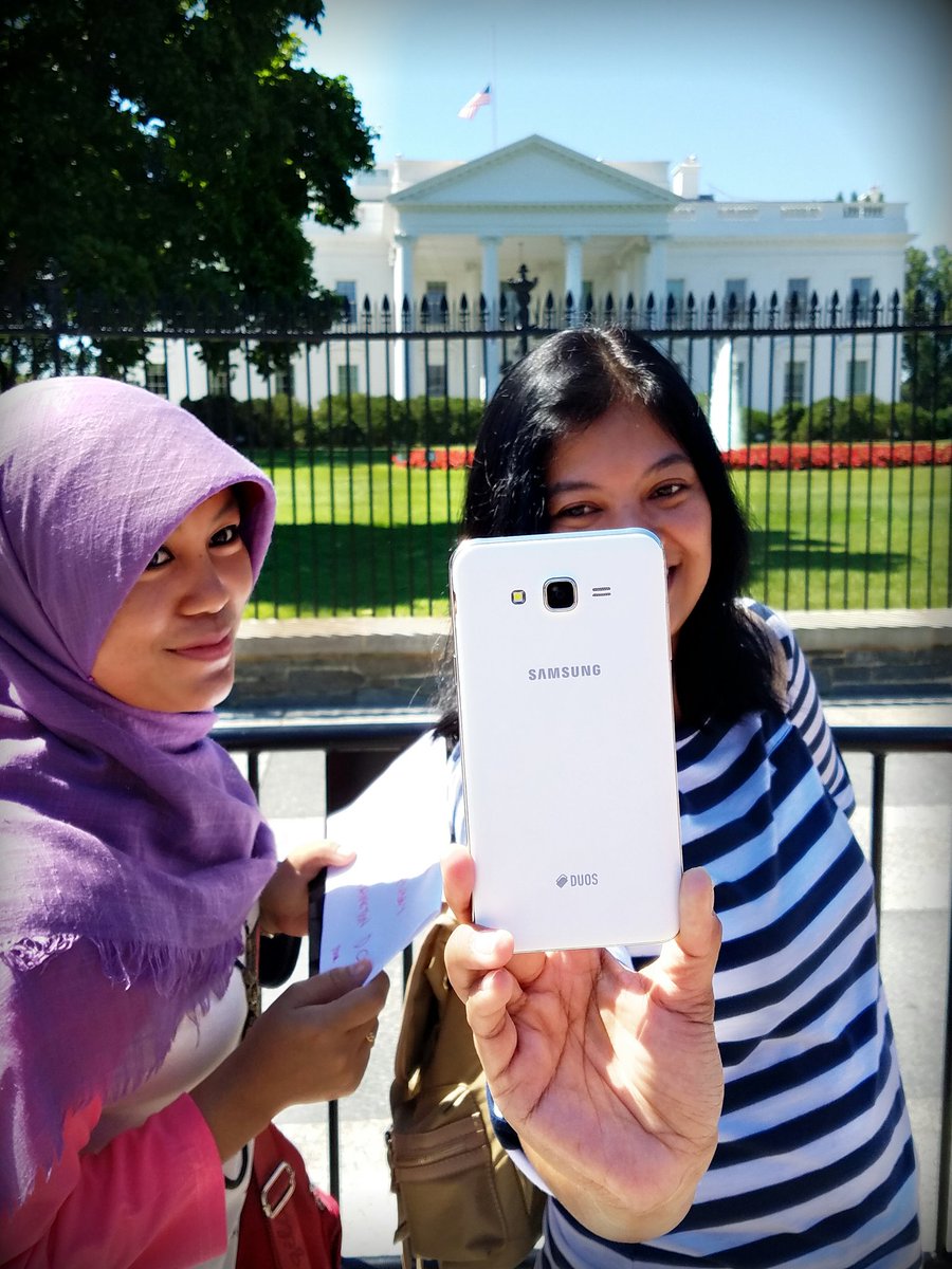 kaekosa's tweet photo. #IVLP #ExchangesAre perfecting your selfie while visiting the White House! #TiPIVLPIndonesia #TIP https://t.co/NIOGuuKEIN