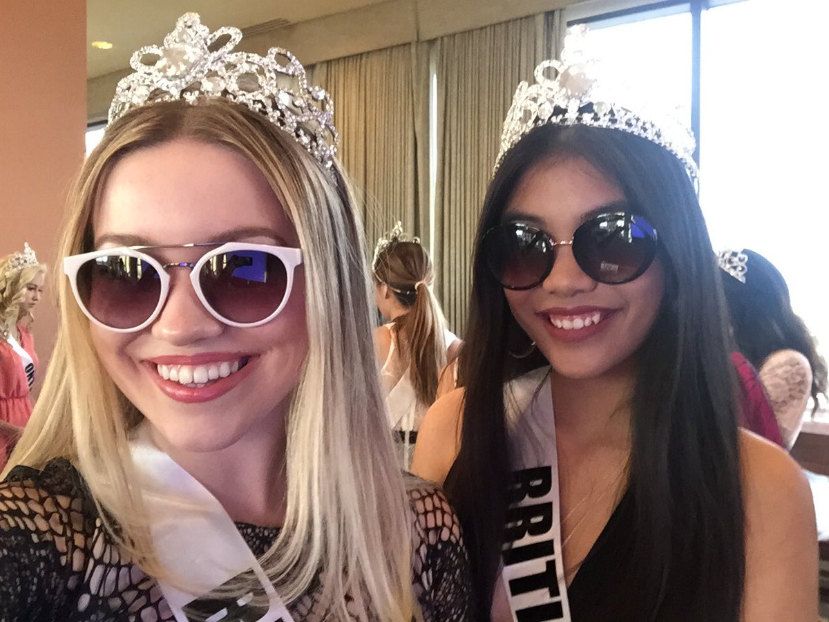 missteenagelm's tweet photo. Yesterday's Welcome Party!! @TeenageCanada https://t.co/fmckk4uK5o