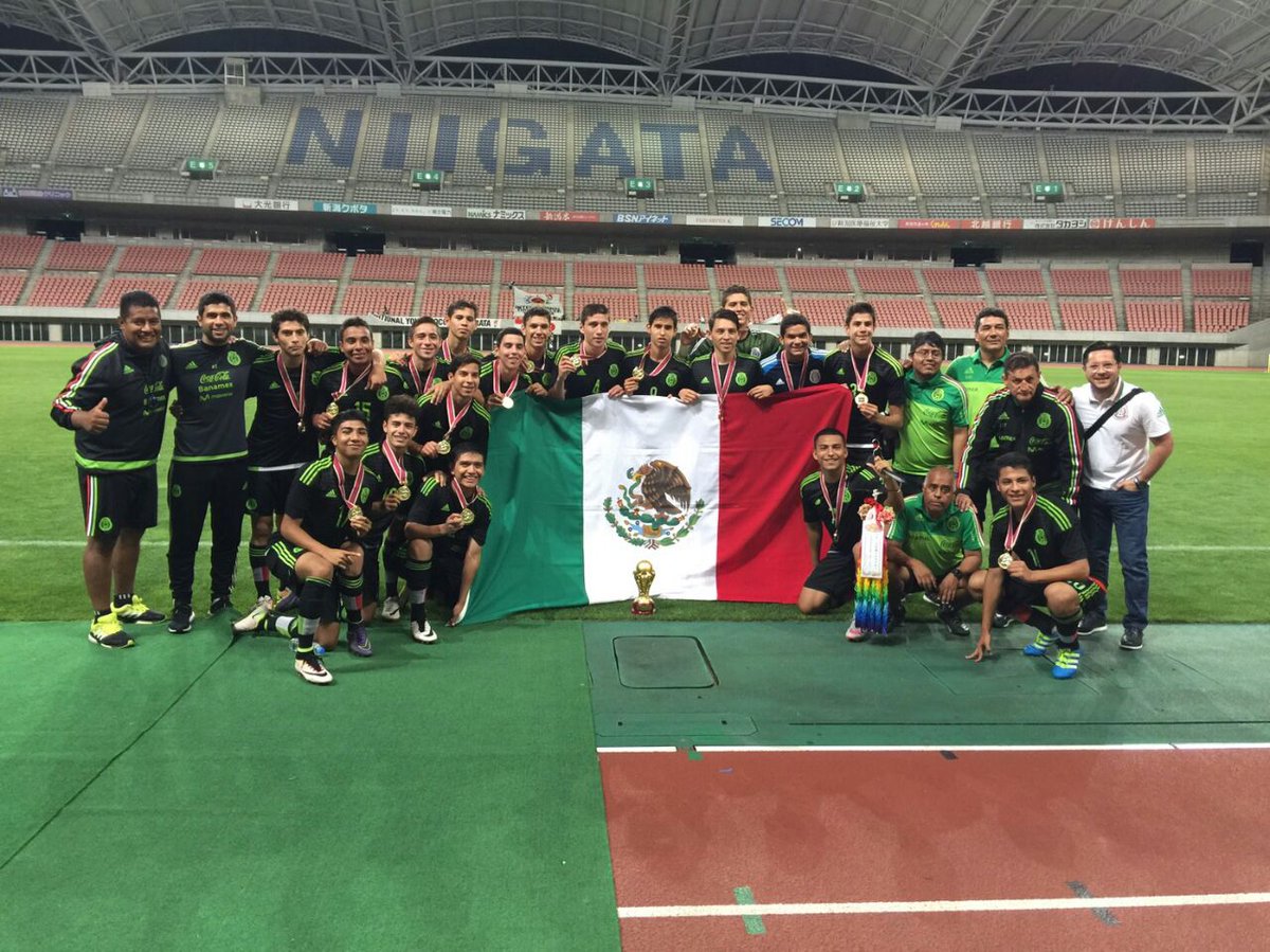 miseleccionmx's tweet photo. #NotiTuit @MovistarMX
#Sub17 ¡Campeones! 
Nos llevamos el título del Torneo Niigata en territorio Nipón. 🏆 https://t.co/2qXntY8P12