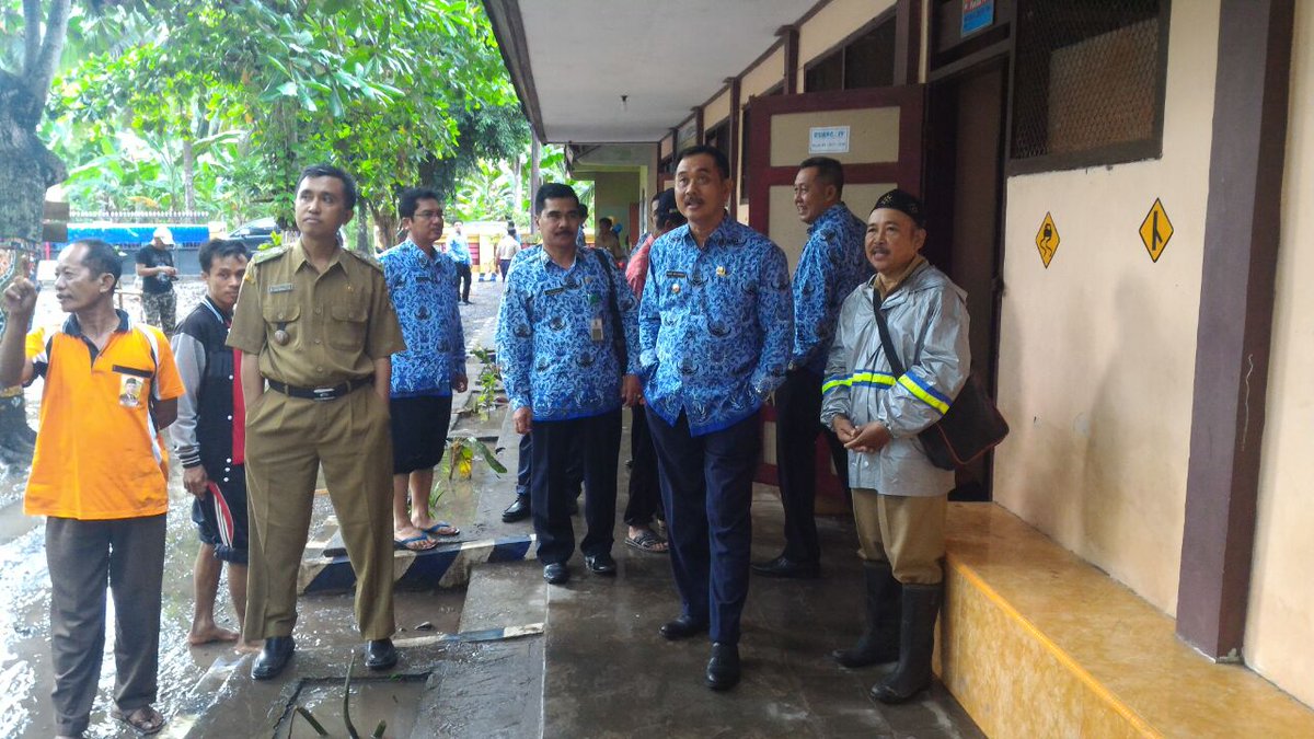 UMuncar's tweet photo. @a_azwarnas Bapak Wabup Kunjungi Lokasi Banjir Di SDN 2 Wringinputih Muncar Kemaren....!!! https://t.co/zy0oBVFp0W