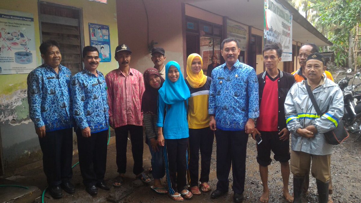 UMuncar's tweet photo. @a_azwarnas Bapak Wabup Kunjungi Lokasi Banjir Di SDN 2 Wringinputih Muncar Kemaren....!!! https://t.co/zy0oBVFp0W