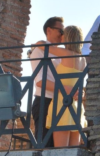 HandsTiedChloeX's tweet image. PROTECT TAYLOR SWIFT AND TOM HIDDLESTON FROM ALL THE FAKE ASS PEOPLE #ProtectHiddleswift