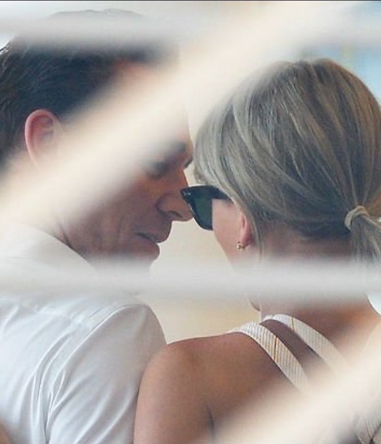 HandsTiedChloeX's tweet image. PROTECT TAYLOR SWIFT AND TOM HIDDLESTON FROM ALL THE FAKE ASS PEOPLE #ProtectHiddleswift