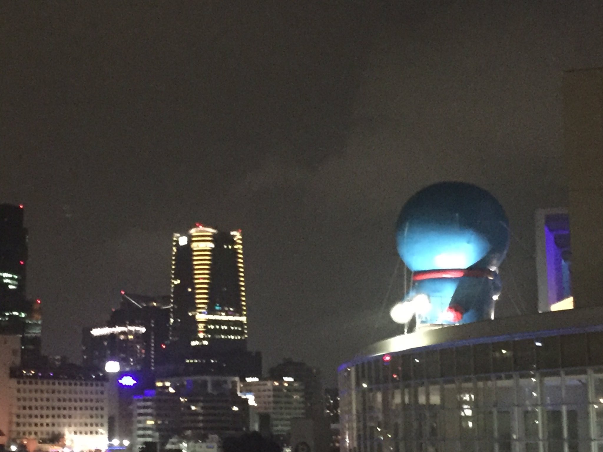 川島明 Twitterissa 六本木ヒルズの映画館出たところから見える夜景 テレビ朝日の屋上にいるドラえもん がライトアップされてるのも手伝って ドラえもんvs森ビル のタイマン感がすごい T Co Pufzr8z3dk Twitter