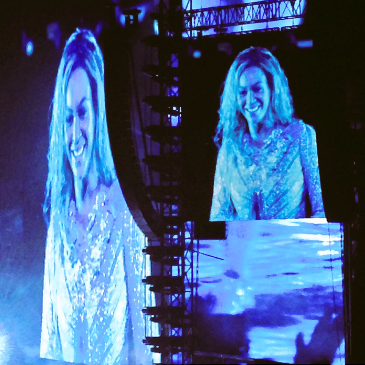 DemsMug's tweet photo. Tonight you were absolutely amazing! @Beyonce one of the best nights of my life! #FormationTour #ItalyInFormation https://t.co/IXNjmaqT0z