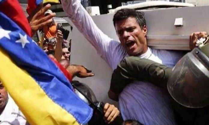 tutoquiroga's tweet photo. 2 Leopoldos presos d Chavismo: @leopoldoff BOL casi 8 años, @leopoldolopez VEN casi 2,5 años. ¡Hora d liberarlos YA! https://t.co/3KFmDccgut