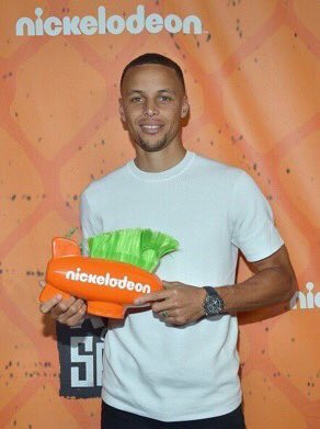 FunniestTrends's tweet photo. The difference between LeBron and Steph this year https://t.co/CGsSm7f6jY
