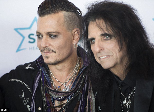 DailyMailCeleb's tweet photo. Rocker Johnny Depp looks carefree at a gala with Alice Cooper https://t.co/PxgYCthB71 https://t.co/cjfwHSeXyv