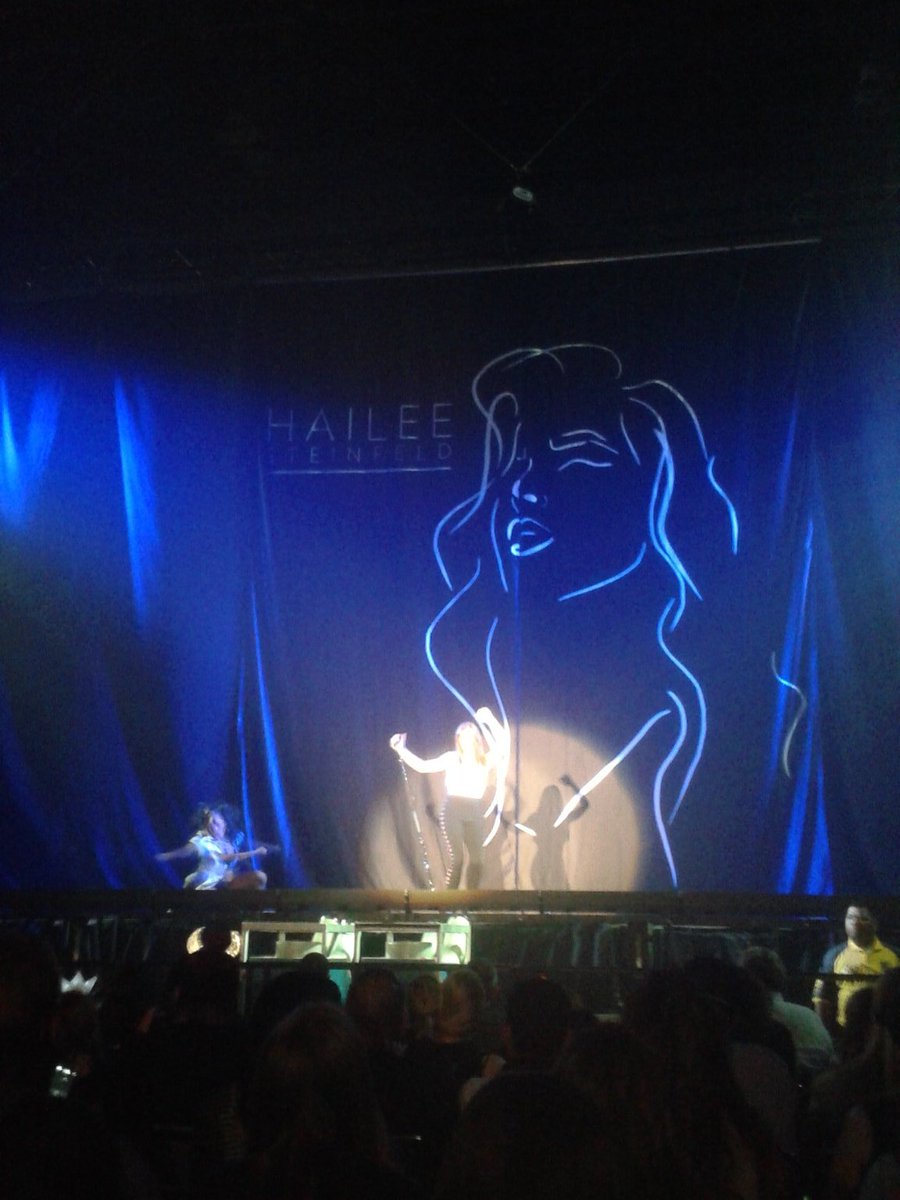 amandatorrez49's tweet photo. san Jose is poppin rn ๐ #FloorSeats #Haliee @HaileeSteinfeld https://t.co/dsFryki5WP