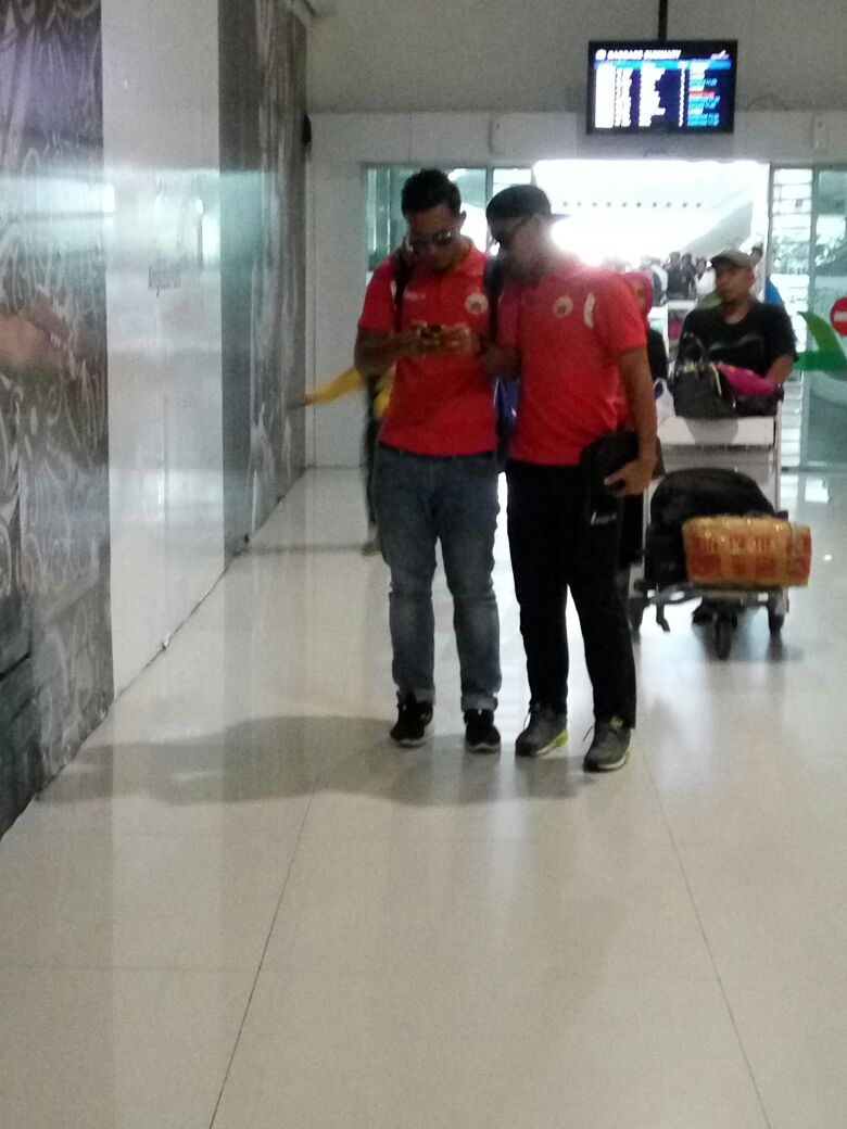 JakOnline Official (@jakonline) on Twitter photo Saat ini Tim Persija sudah sampai di kota Balikpapan, dan di sambut hangat oleh teman teman <a href="/JaKaltim/">Bubuhan JaKalTim</a> Saat ini Tim Persija sudah sampai di kota Balikpapan, dan di sambut hangat oleh teman teman <a href="/JaKaltim/">Bubuhan JaKalTim</a>