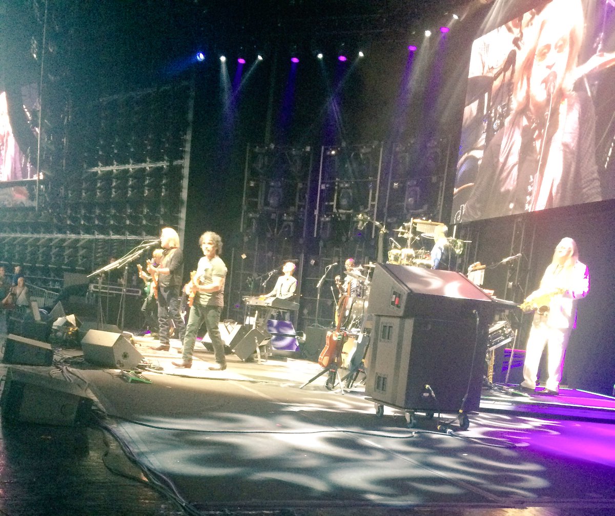 PineKnobMusic's tweet photo. ...and of course, Hall &amp; Oates! What a night! #AllSummerLong 🎤😎 @halloates https://t.co/BoHPWqfCxj