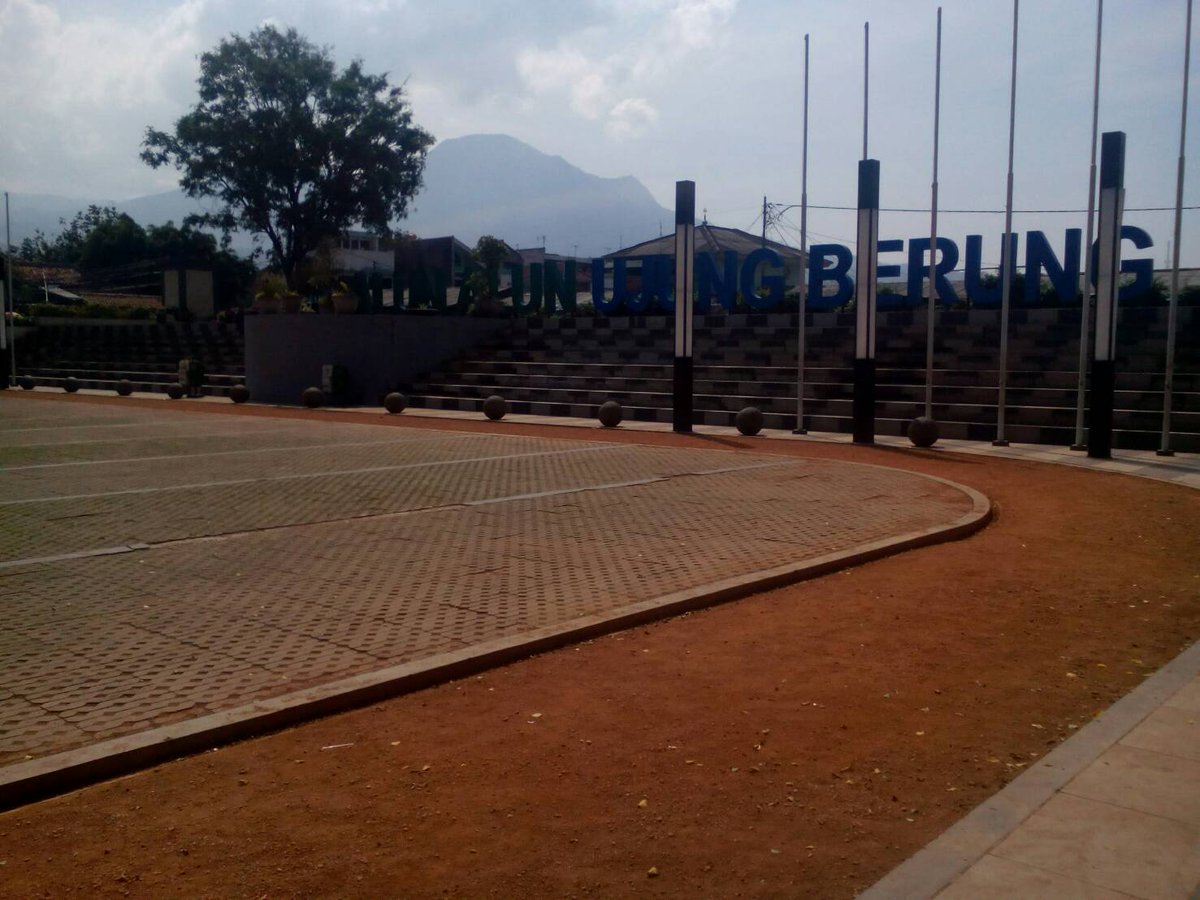 cleanactionid's tweet image. Nuhun warga @Ujungberung_Kec sudah jaga #Alun2Uber tetep bersih. Kebersihan adl kebutuhan kita bersama.