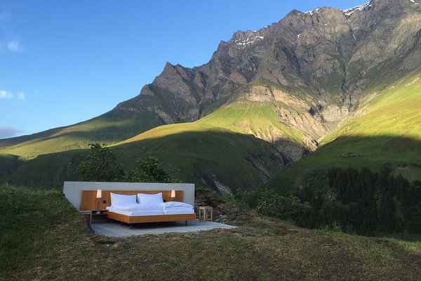 youonlylive1nce's tweet photo. Not sure this Swiss hotel qualifies as a room with a view. https://t.co/6RrgxrBg9R https://t.co/oqLUGZZ4ET