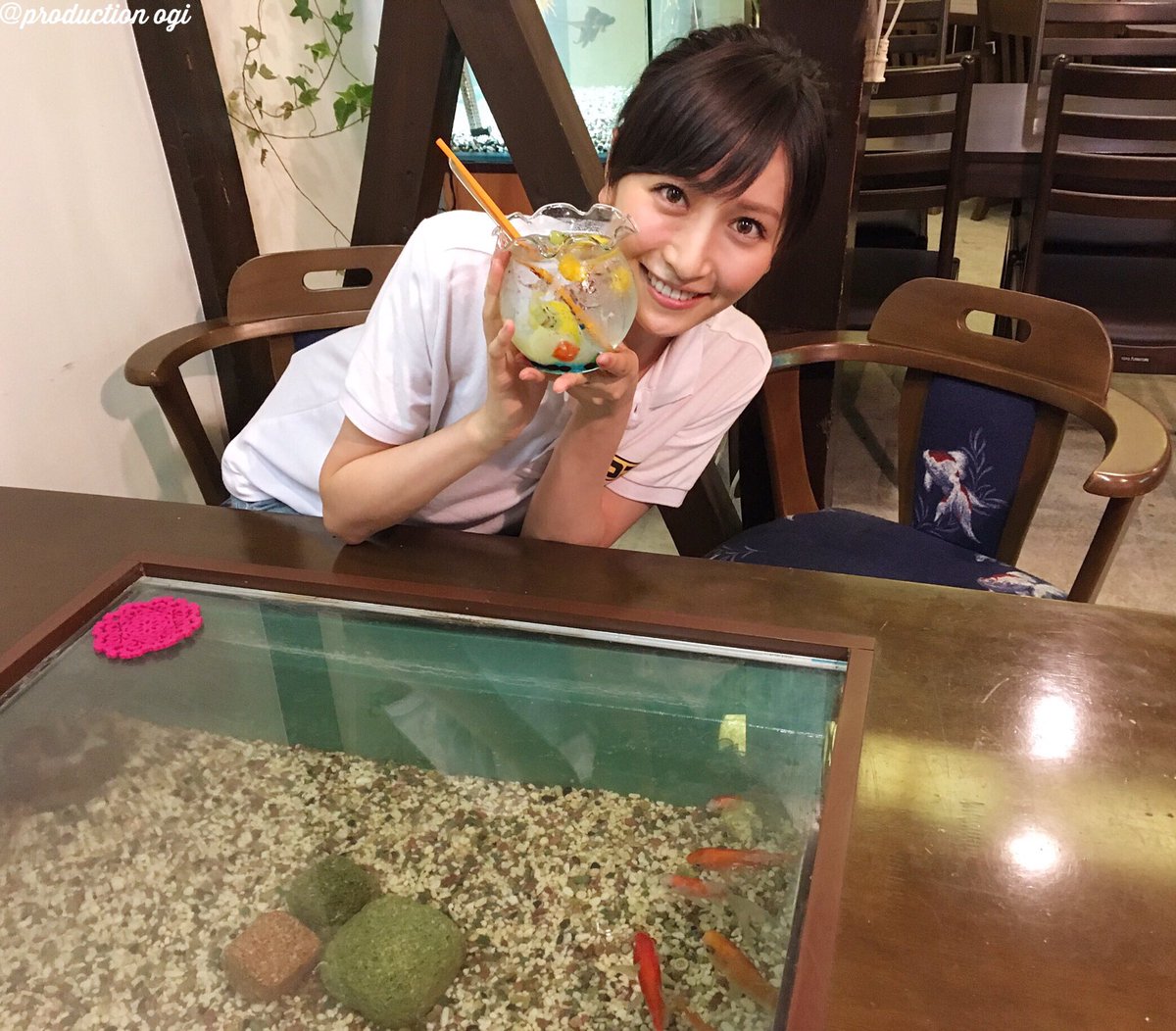 rurika_y's tweet photo. アラ調オフショット🍧🏊

テーブルの中に金魚が泳ぐ、
きんぎょcafé〜柳楽屋・陽だまり〜🐠

お店でいただいたきんぎょソーダは、フルーツいっぱいのとっても美味しい夏にピッタリなドリンクでした〜🍹✨

#アラ調
#きんぎょソーダ https://t.co/wbDjD3CdfO