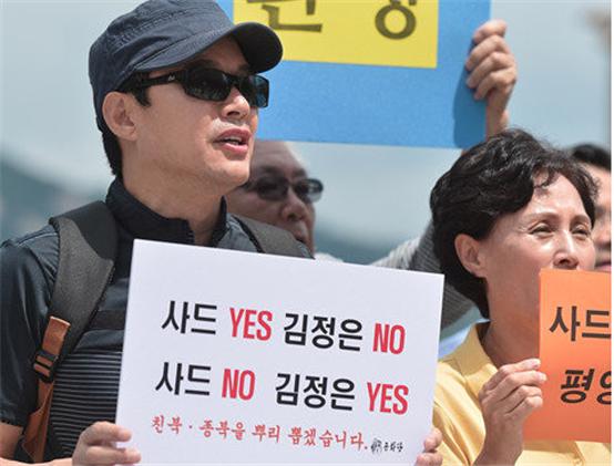 성주 시위대가 얼린 생수병을 던져 경북지방경찰청장의 눈썹 위를 5cm 찢어지게 만든 사건은 살인미수다. 얼린 생수병은 과거 죽창과도 같은 살인무기(사진: 신동욱 총재)