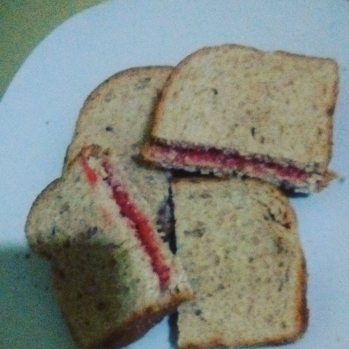 Pheli2016's tweet photo. diet first day : bread with seeds and fibers with jelly without gluten 😋😋😋 #diet
#dieta 
#dietasemsofrer 
#fibers https://t.co/KJvBrA2POh