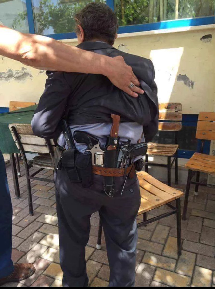 gncumit's tweet photo. Trabzon Maçka'da 2 polisi şehit eden teröristleri aramaya çıkan bir amcanın üzerindeki mühimmat https://t.co/qCcnAlzpr6