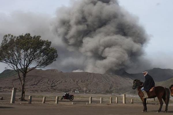 Bromo Status Waspada: Peserta Ritual Yadnya Kasada Dibatasi traveling.bisnis.com/read/20160719/…