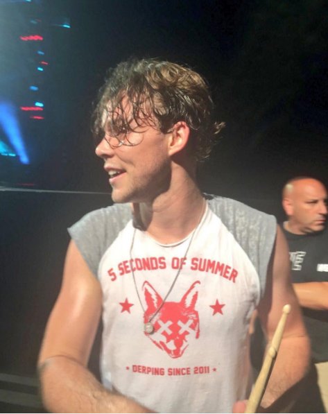5SOS Updates tweet media