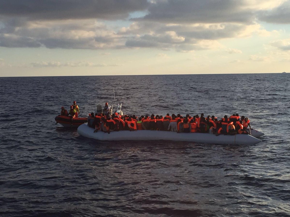 Amanece #Mediterraneo. Localizadas 7 embarcaciones, esta es la primera. El día promete largo. Buenos días.