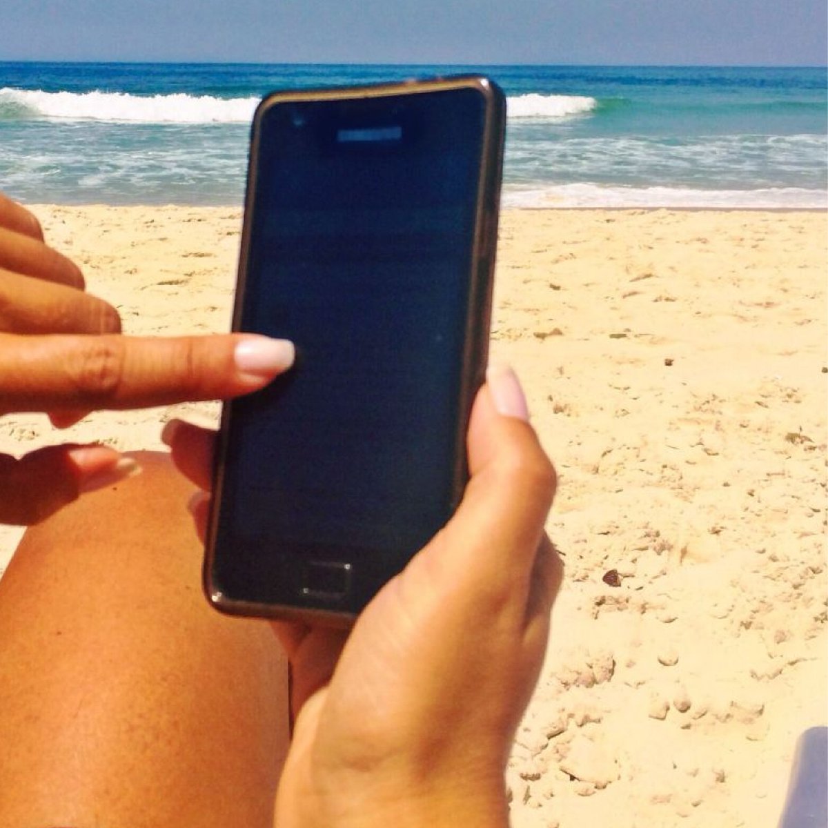 mediatic_mc's tweet photo. “#Beach-towel”? És un nou comportament de compra des de la tovallola de la platja. No ens separem del mòbil. https://t.co/0EBuYxTifR