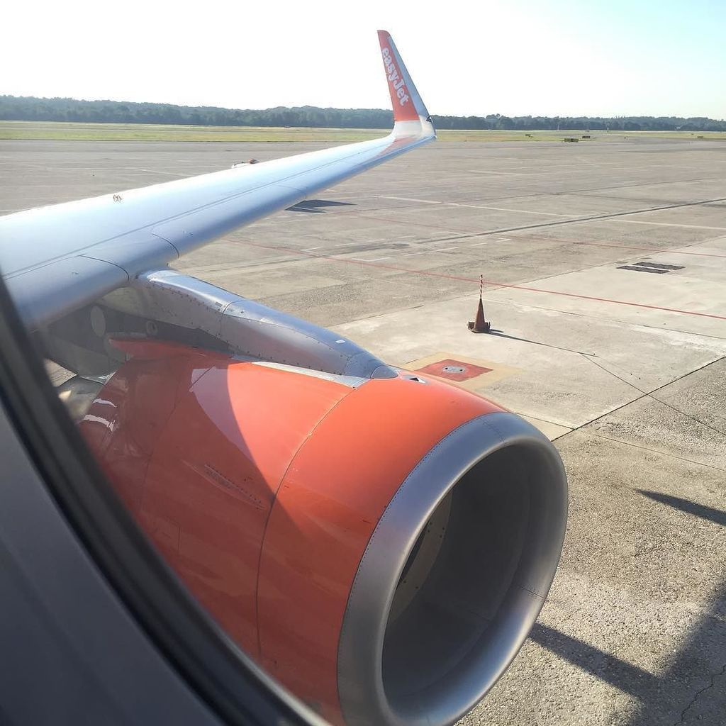 AerialSpotter's tweet photo. Flying today 😀😀😀 #easyJet #airbus #a319 #newinterior https://t.co/aO6zybeUEG https://t.co/W3zyNXFpTF