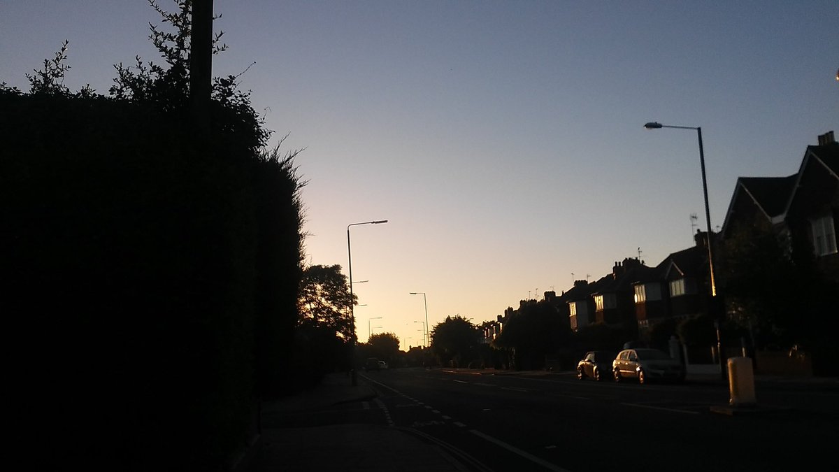 RHFR99's tweet photo. 5.30am departure &amp; running while the sun rises #intraining #runninghomefromrome #runningcommute #ronaldmcdonaldhouse https://t.co/HJeTuFHTq4