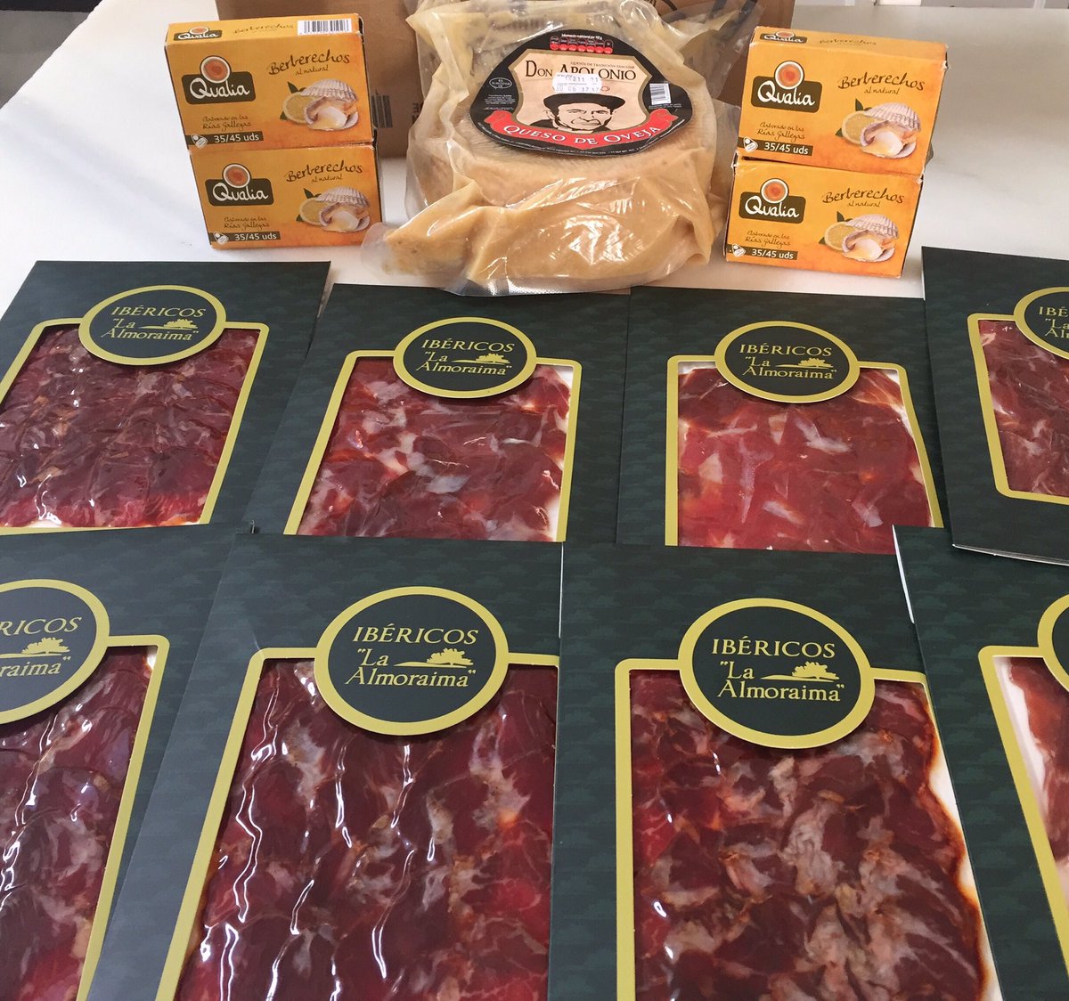 ClubdeBellota's tweet photo. #Pedidos a domicilio. #Jamon #Queso y #CañaDeLomo y quemo falten #LatasDeConServas de #Berberechos #ClubDeBellota https://t.co/Ao0bF1dyUg