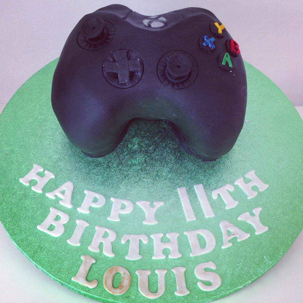 cakesbyjemima's tweet photo. X-Box Remote Cake #birthdaycakes #xboxone #xbox #remotecontrol #cakes #happybirthday #cakesbyjemima #lovemyjob https://t.co/44tssf74Qt