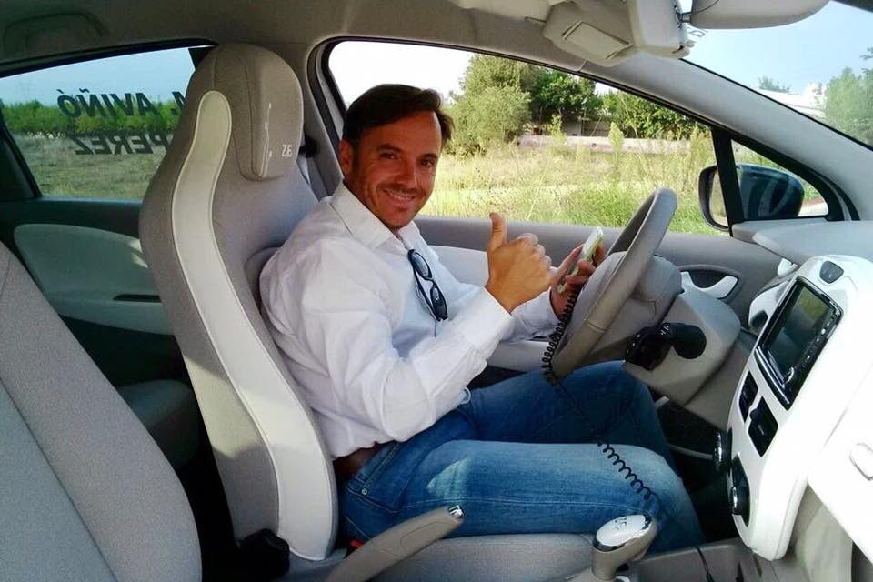 EcoRallyeCV's tweet photo. El presidente de la FACV, Manuel Aviñó, participará en el #EcoRallyeCV 2016 con un Renault Zoe junto a Nacho Pérez. https://t.co/3POye0KhNX