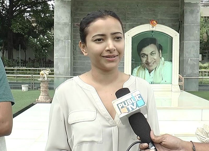 publictvnews's tweet photo. ಡಾ. ರಾಜ್ ಸ್ಮಾರಕಕ್ಕೆ ಪೂಜೆ ಸಲ್ಲಿಸಿದ ನಟಿ ಶ್ವೇತಾ ಬಸು   https://t.co/hhQ7gVuVR2 #ShwethaBasu  #DrRajumar #Bengaluru https://t.co/Gb1MkVEkTi