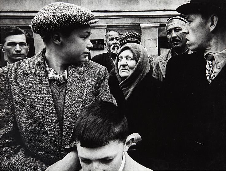 EmanuelaMorell1's tweet photo. Quando #WilliamKlein fotografa"Il I Maggio 1959"a Mosca,egli mi informa su come vestono i Russi..
#Barthes 
#photo https://t.co/h5Equjb9eg