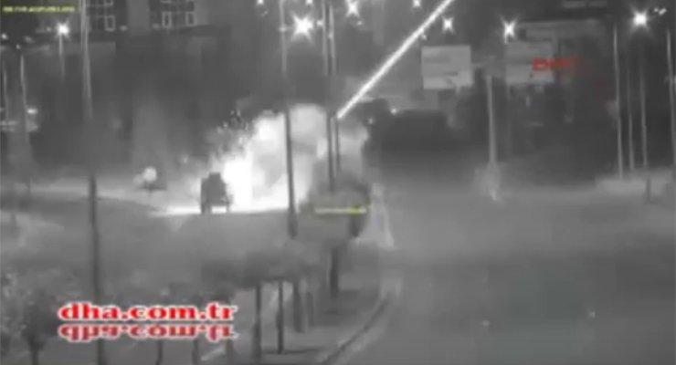 Diken: VİDEO | Cumhurbaşkanlığı Sarayı'nın vurulma anı kamerada
diken.com.tr/darbe-girisimi…