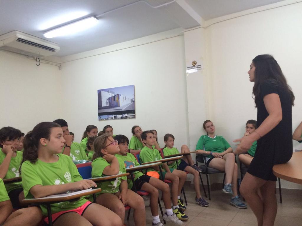 EscuelaCbmelche's tweet photo. Hoy visita la escuela de verano @Ann_23_ campeona del mundo universitaria. Nos está enseñando primeros auxilios https://t.co/qUaf9P96uv