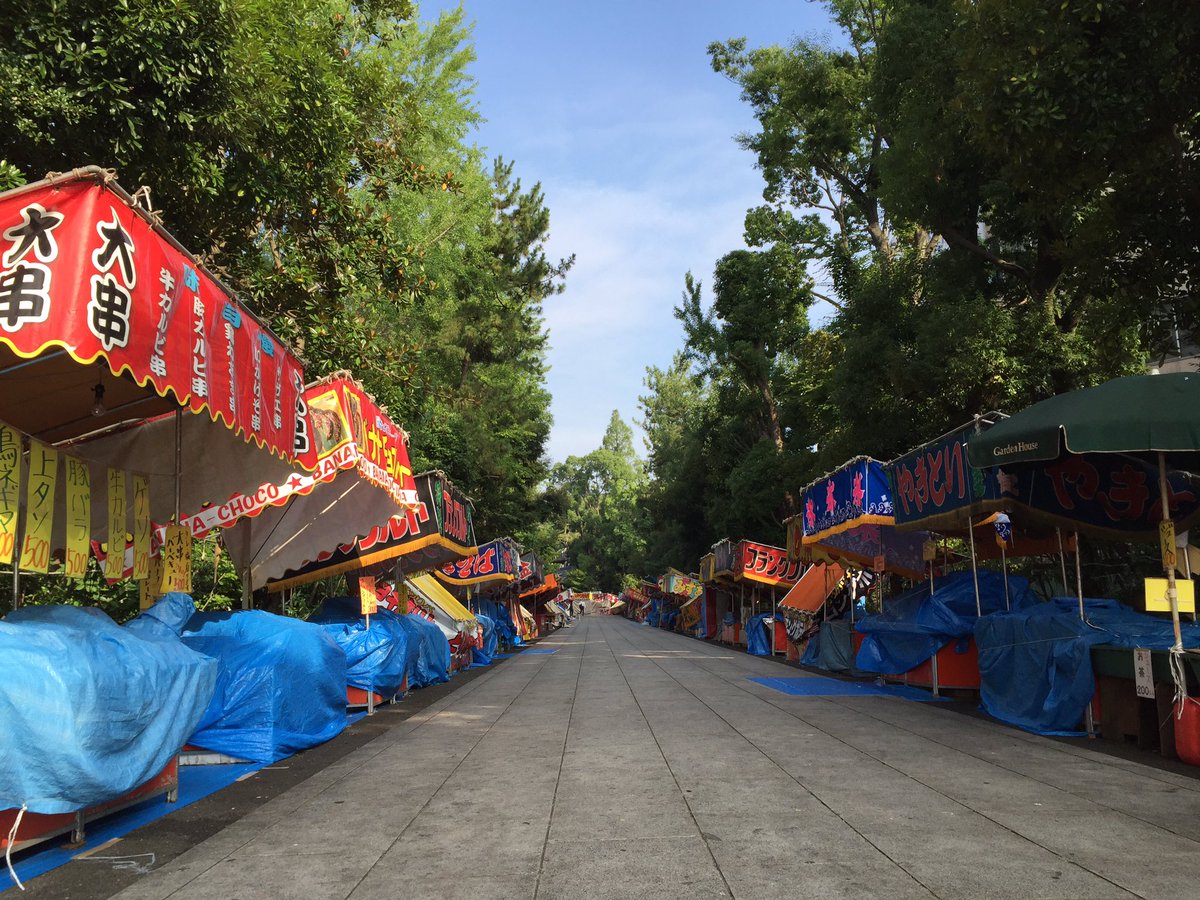 Hiroshi Togo Pa Twitter 横浜の鶴見にある総持寺のお祭り み霊祭り は7 17から本日7 19まで 参道に並ぶ屋台がなかなか良い 盆踊り会場では総持寺のお坊さんたちが 一休さん で踊り狂う 写真は7 18早朝の参道の屋台 総持寺 み霊祭り