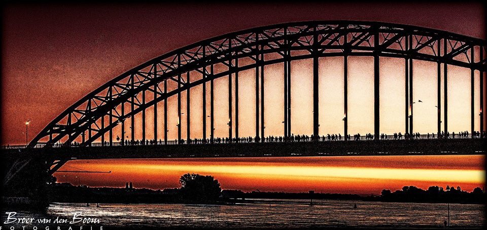 foto_boom's tweet photo. Ochtendstond heeft goud in de mond @nijmegen #100e Nijmeegse vierdaagse van start https://t.co/av6mxPrA3F