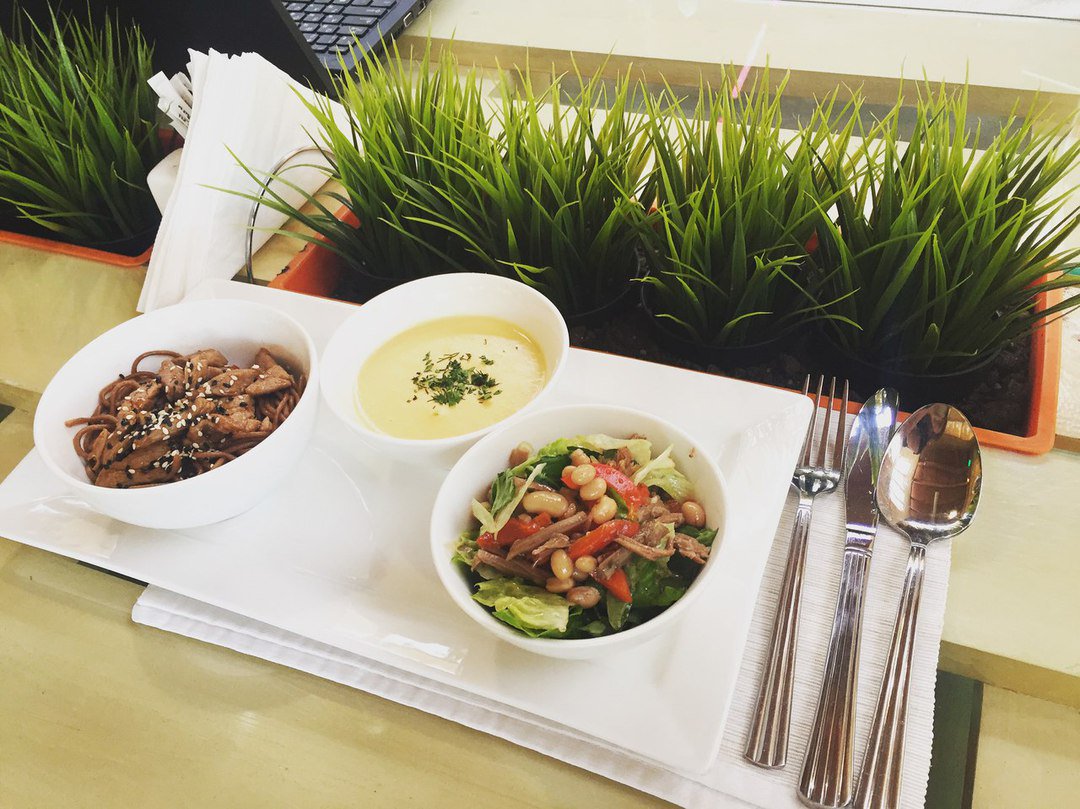 Fabrika_Kitchen's tweet image. Ланч от которого невозможно оторваться! Даже если рядом появился крутой покемон.😃 #SummerVeranda #PokemonGo