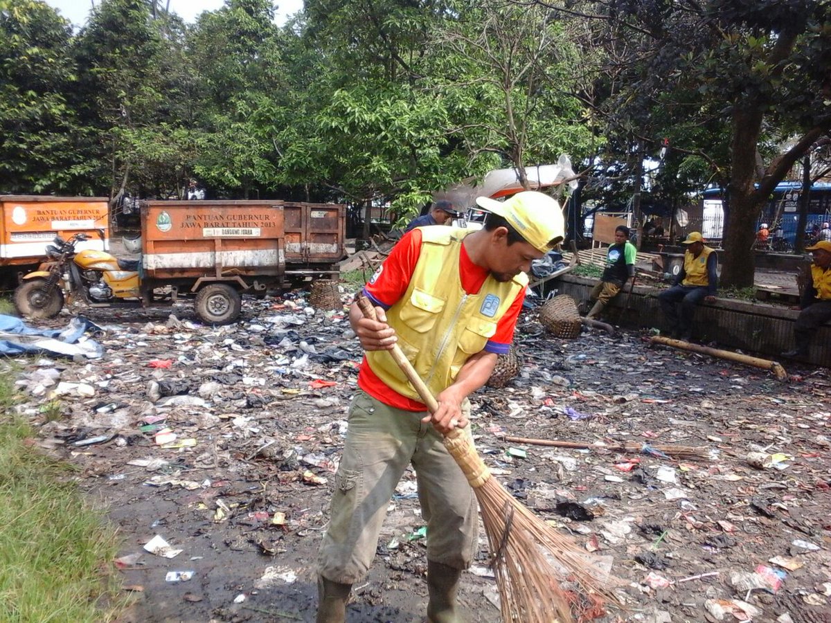 UPTPS_DLHbdg's tweet image. @denurha_pdk @GunGunSaptari petugas #sapubersih Taman tegalega #bandungbersih cc: @ridwankamil @OdedMD @yossiirianto
