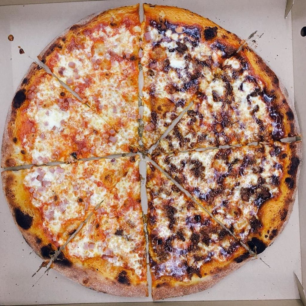 tomassonypizza's tweet photo. 1/2 #105 Ham & Cheese 1/2 #111 BBQ 🍕 #pizza #newyorkpizza #foodporn #bcn #barcelona #slowf… https://t.co/UKju4lRwOh https://t.co/gR42DNO5sr