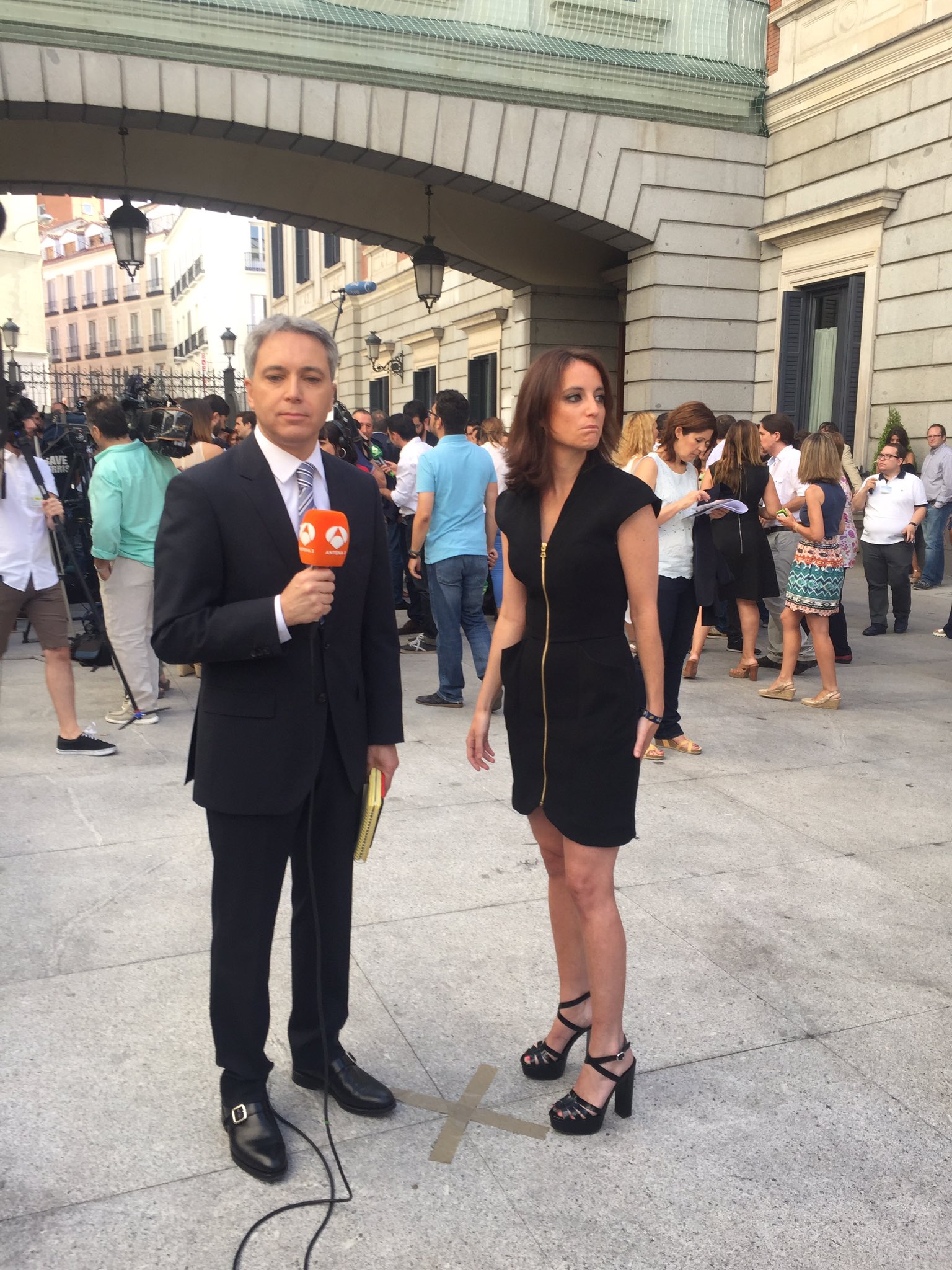DEBATE sobre estatura de famosos y famosas - Página 4 Cntmf0uXEAAVd86