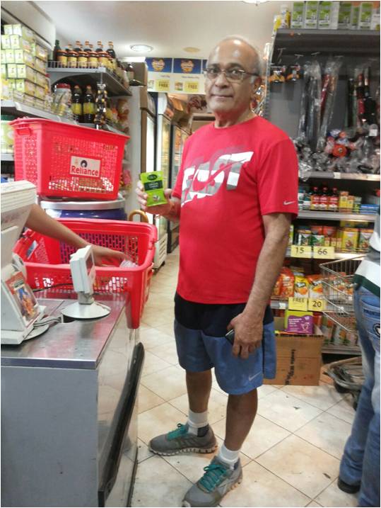 ADF_Soul's tweet photo. Our smiling consumers with trial pack of Peeled Ginger- Garlic Paste at Cricket Club of India (CCI), #Mumbai https://t.co/tff415elHE