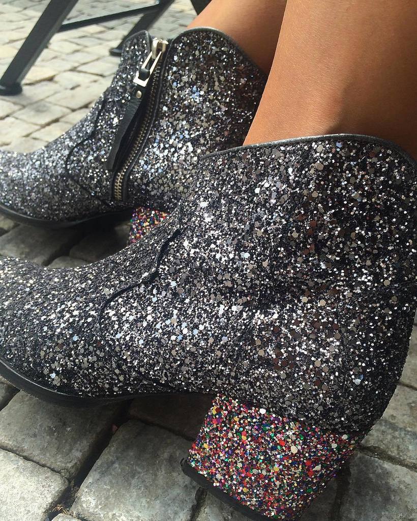 ELLECZ's tweet photo. Nase uterni rada zni: poridtte si cokoliv blink blink #blingisin #elleczechfashionguide #g… https://t.co/YoXo5RVztA https://t.co/0NNwpgebT1
