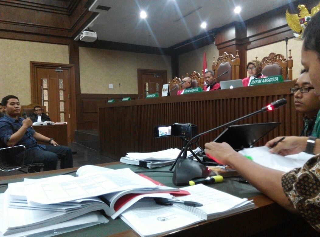 RusdiBuruh's tweet photo. Sidang Kriminaliasi 26 aktivis saat aksi di istana negara 30 okt 2015 menghadirkan saksi penangkap dari Polda Metro https://t.co/Vy2FkmOFV7