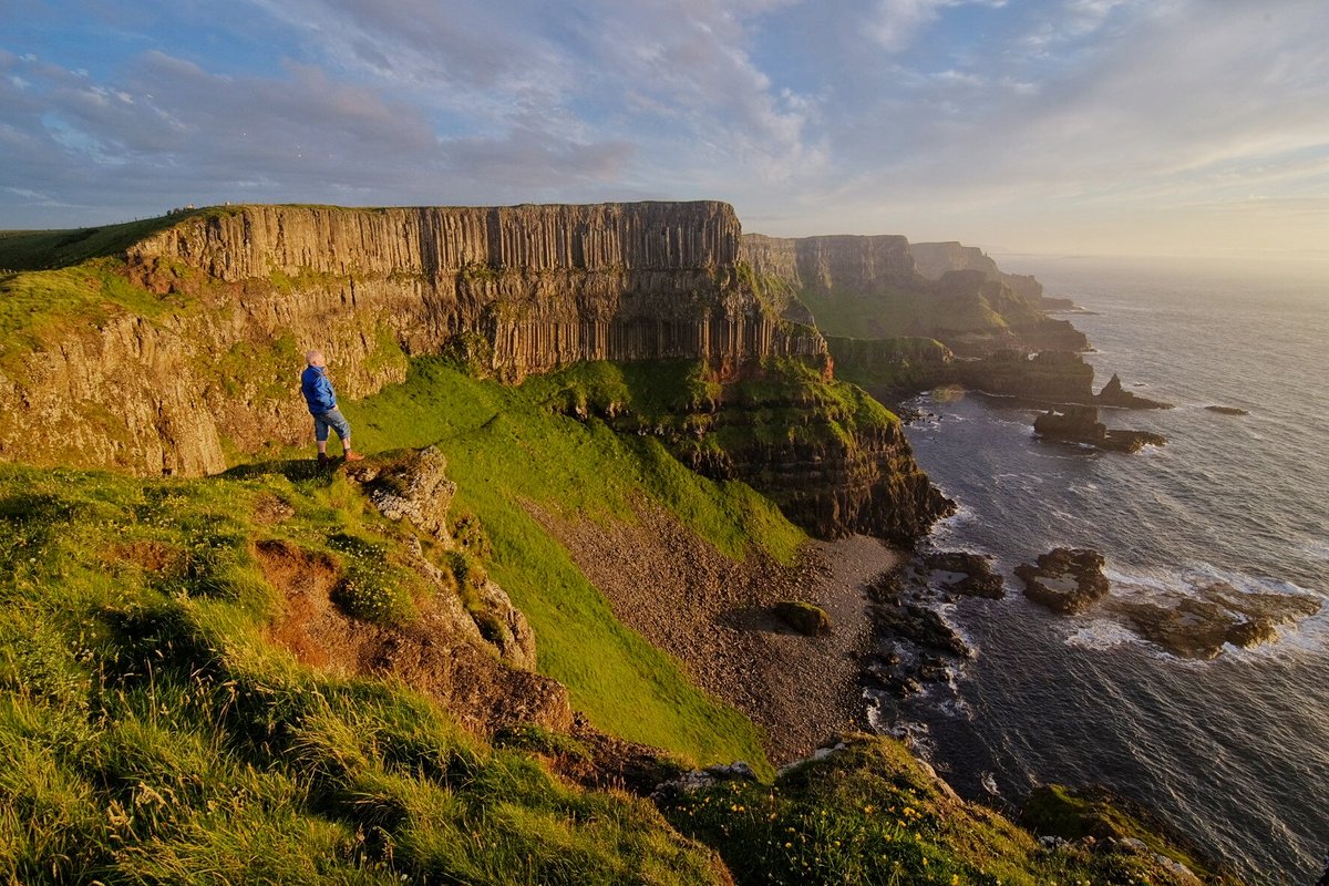ahamillphotos's tweet image. What a glorious evening at the #giantscauseway last night! @WalkNI @AwayAWeeWalk @GCausewayNT @NationalTrustNI