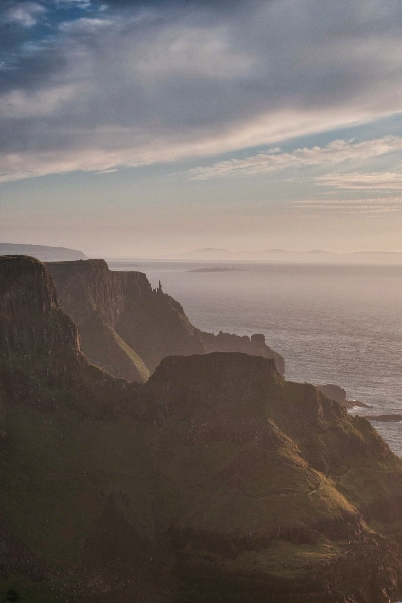 ahamillphotos's tweet image. What a glorious evening at the #giantscauseway last night! @WalkNI @AwayAWeeWalk @GCausewayNT @NationalTrustNI
