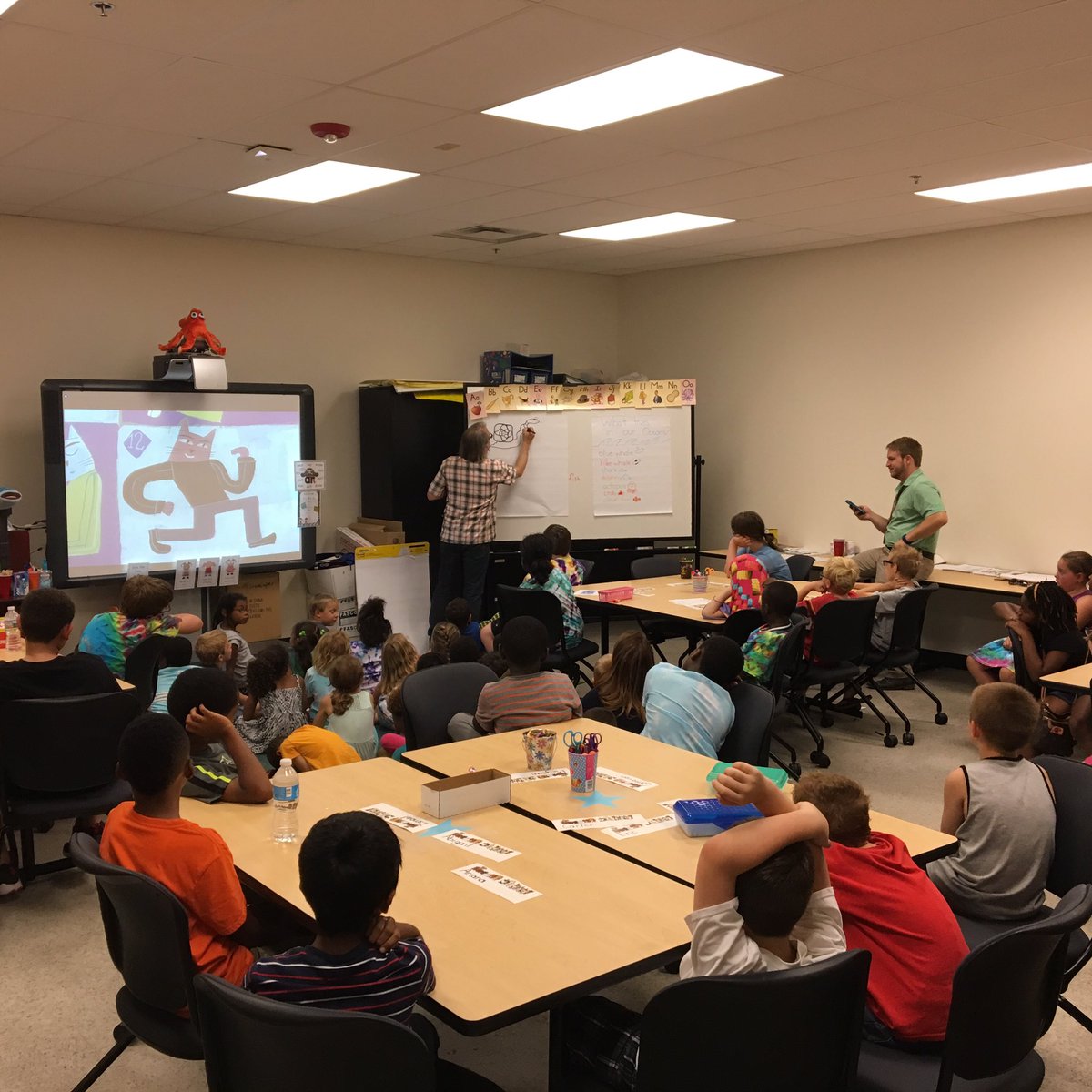 Mr. Brown guest author, inspiring young minds, instilling a love for reading and illustrating #edchat <a href="/CarlyShockey/">✨ 𝒞𝒶𝓇𝓁𝓎 𝒮𝒽𝑜𝒸𝓀𝑒𝓎 ✨</a>