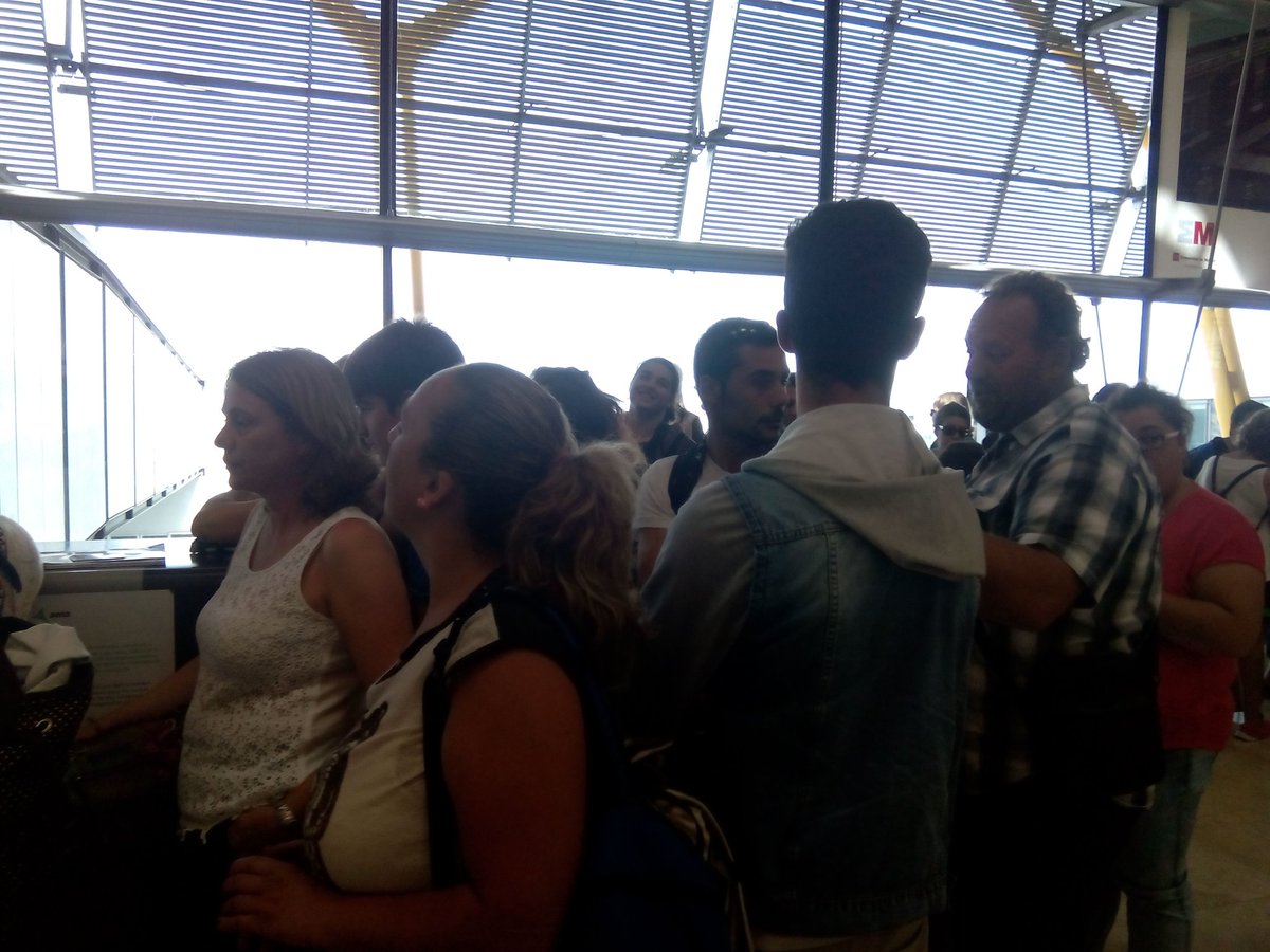 PerfectlyUP's tweet image. Vergonzoso el comportamiento de #iberia toda esta gente está en lista de espera tras haber comprado sus billetes