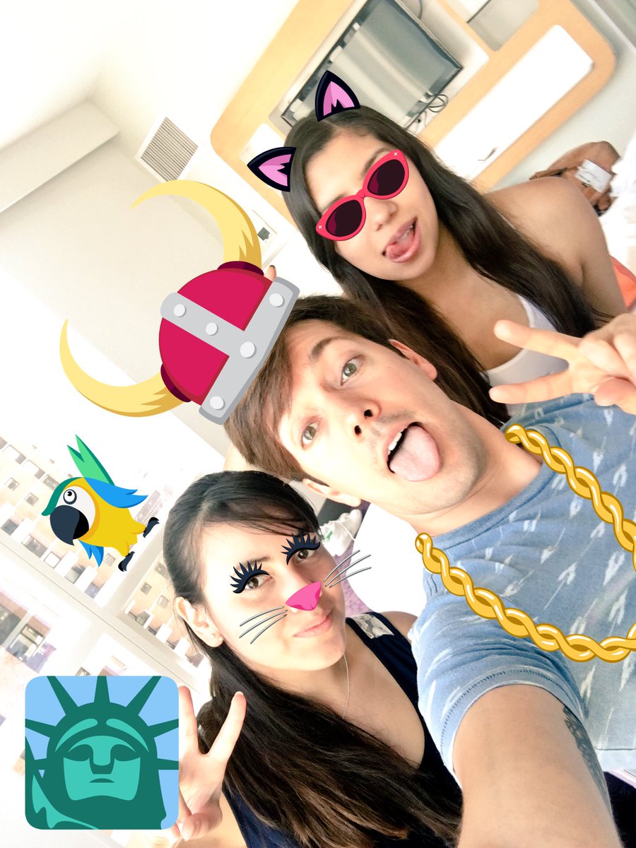 rogergzz's tweet photo. Desde #NYC con las ganadoras de #EXAPurposeTour ¡último día en esta ciudad! Radio + TV 108 Dish https://t.co/26up3YwcEs