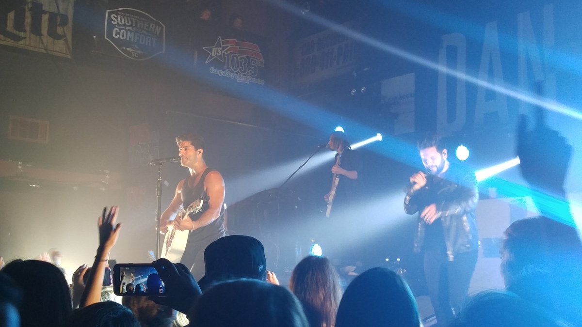 FLEXAYY_'s tweet photo. A year ago yesterday @DanAndShay @dansmyers @ShayMooney gave me that #firsttimefeeling seeing them live 😍 https://t.co/vyabKV7PHy
