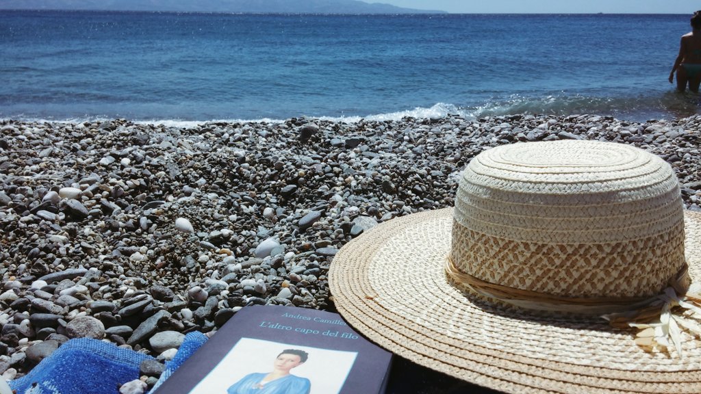 FrancescaCala10's tweet photo. Finalmente #InVacanzaCon L'altro capo del filo #Camilleri100 @CasaLettori #libri #Vivalalettura https://t.co/p5C0yId4gf